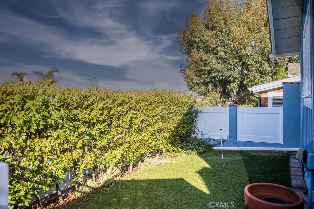 1086 Glenneyre Street Property Photo 6