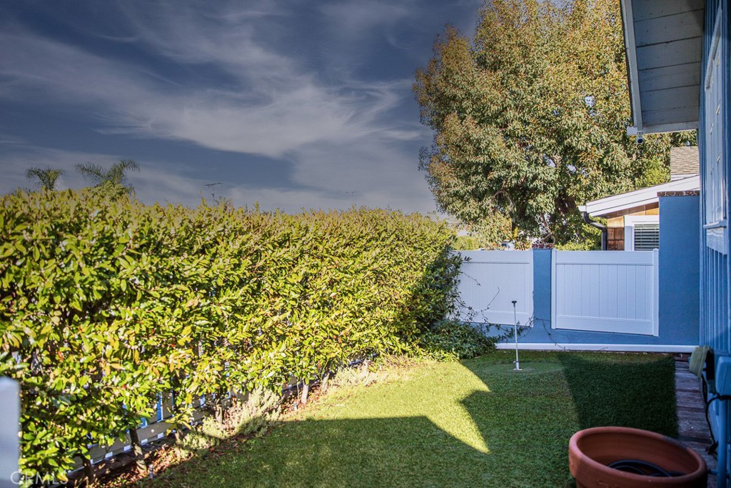 1086 Glenneyre Street Property Photo 6