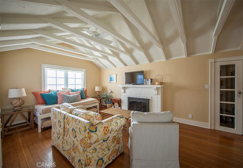 1086 Glenneyre Street Property Photo 9