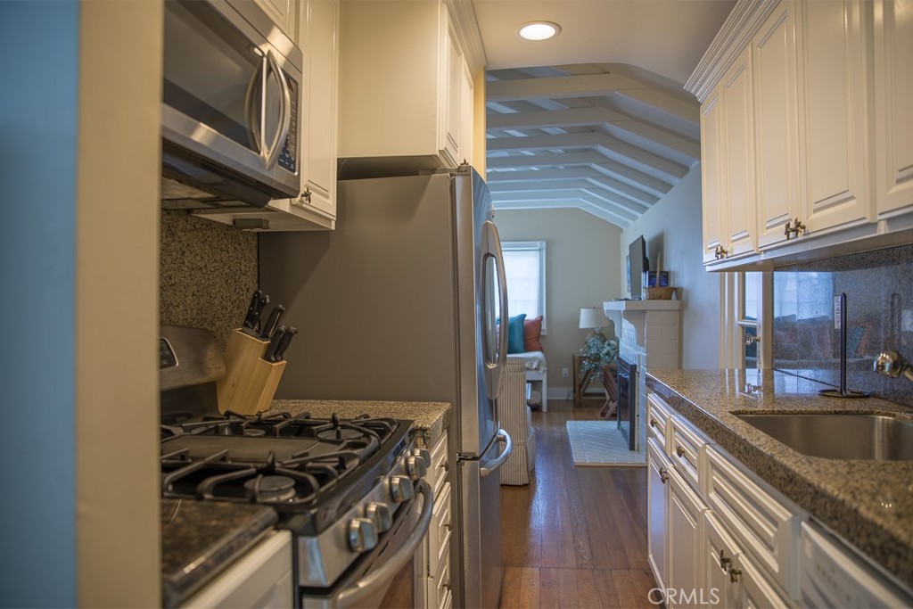 1086 Glenneyre Street Property Photo 16