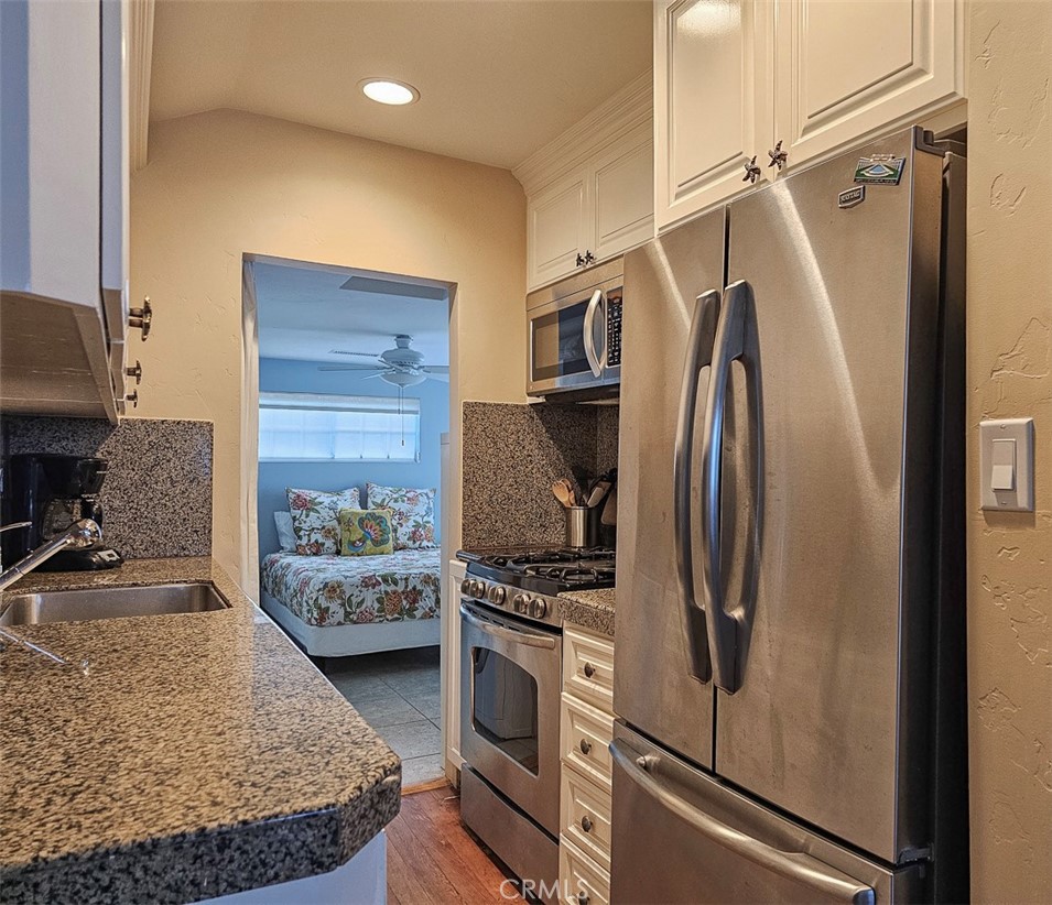 1086 Glenneyre Street Property Photo 18