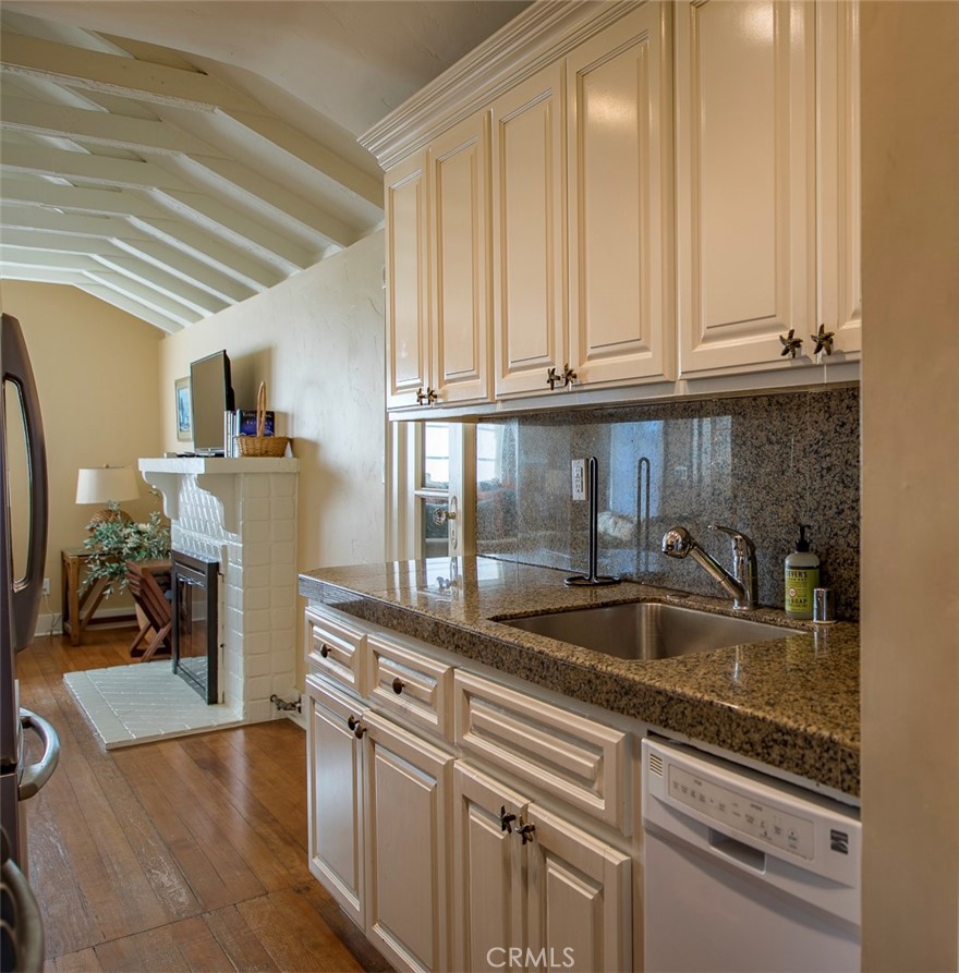 1086 Glenneyre Street Property Photo 19