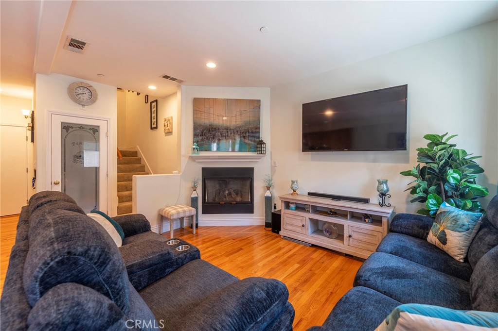 637 S Grand Avenue 4 Property Photo 1