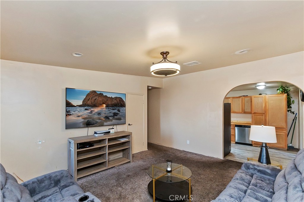 6374 Linda Lee Drive Property Photo 4