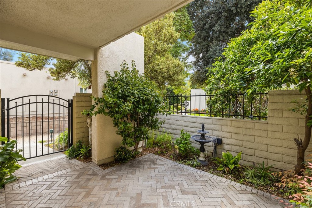 2049 Via Mariposa E H Property Photo 2