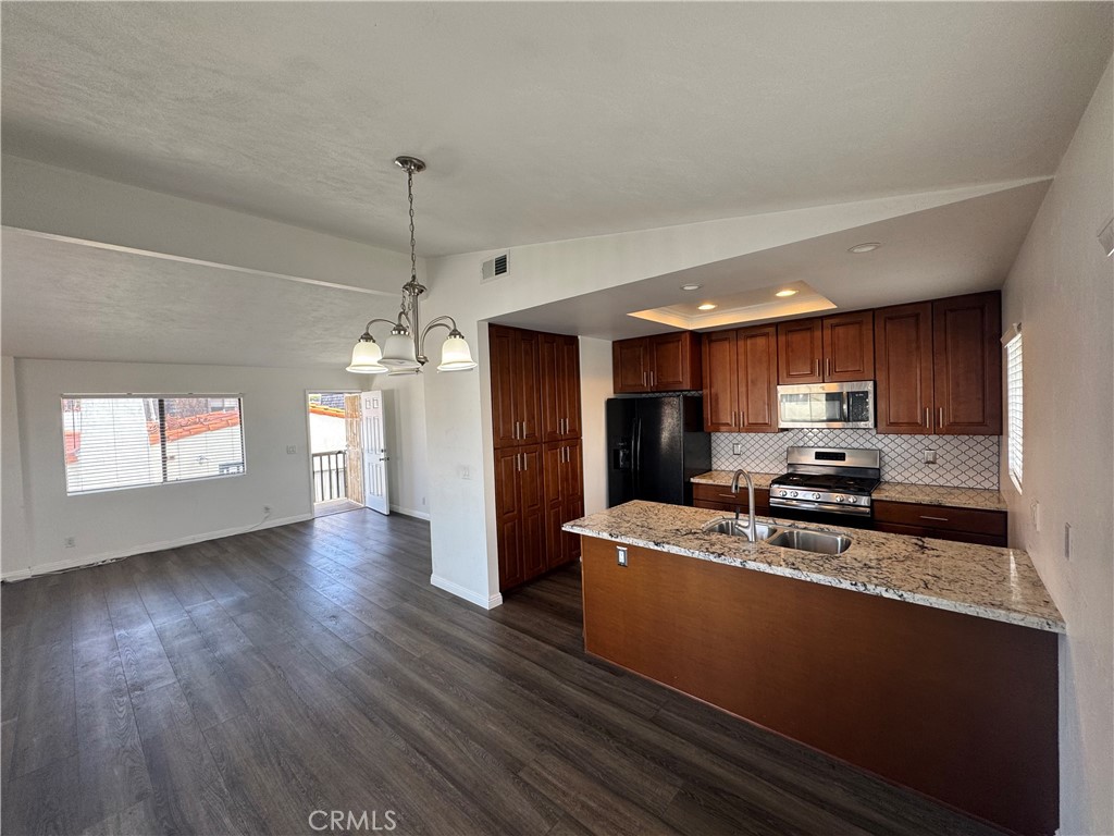 118 E Escalones Property Photo 8