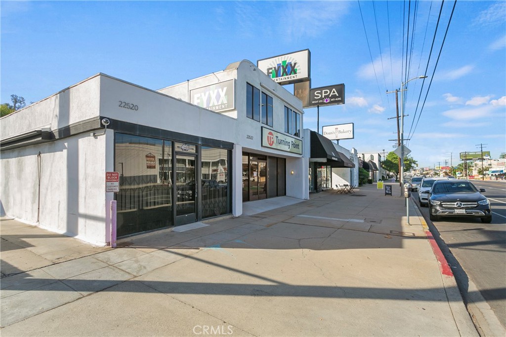 22520 Ventura Boulevard Property Photo 2