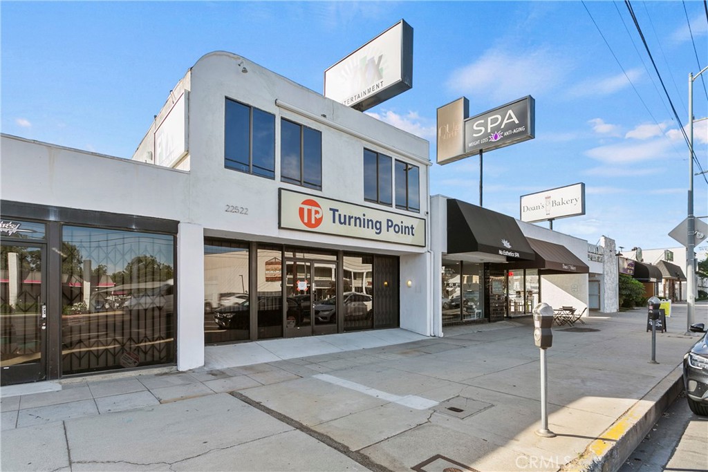 22520 Ventura Boulevard Property Photo 3