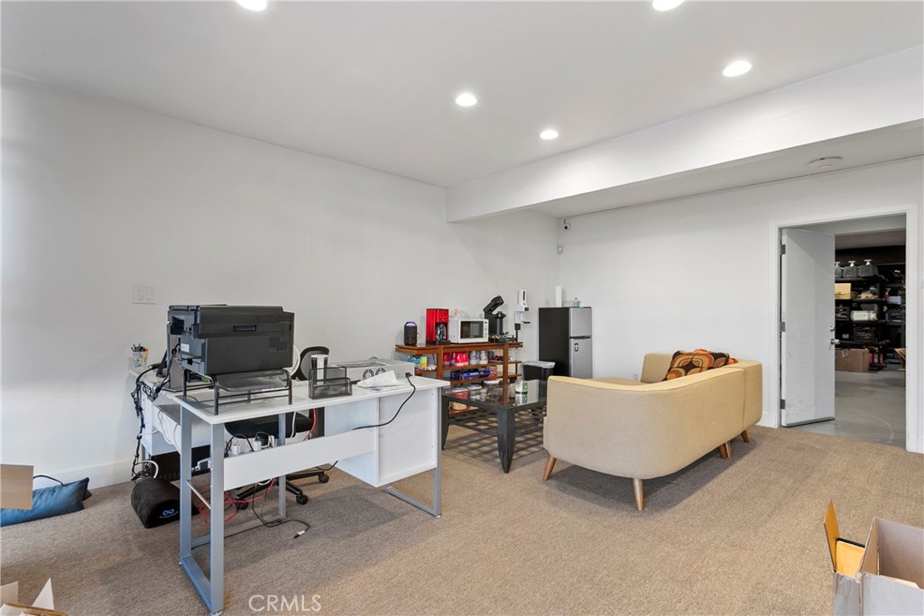 22520 Ventura Boulevard Property Photo 4