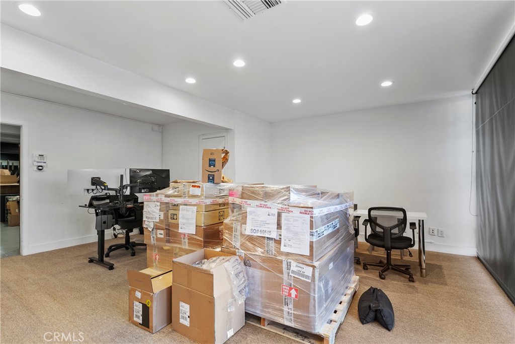 22520 Ventura Boulevard Property Photo 5
