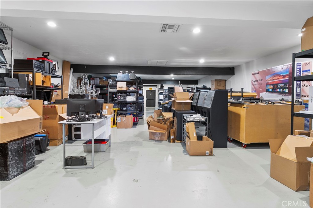 22520 Ventura Boulevard Property Photo 9