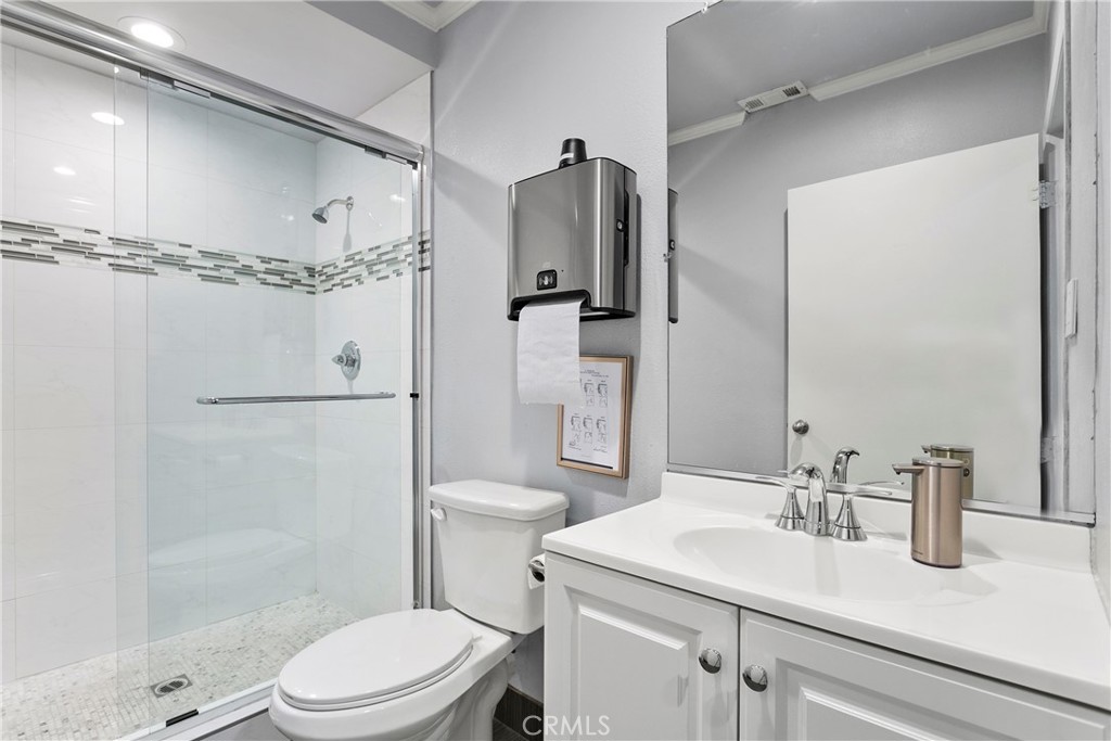 22520 Ventura Boulevard Property Photo 12