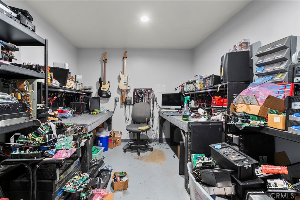 22520 Ventura Boulevard Property Photo 16