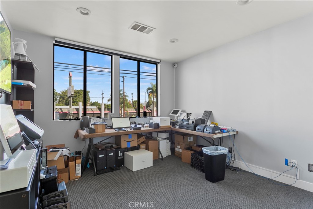 22520 Ventura Boulevard Property Photo 22