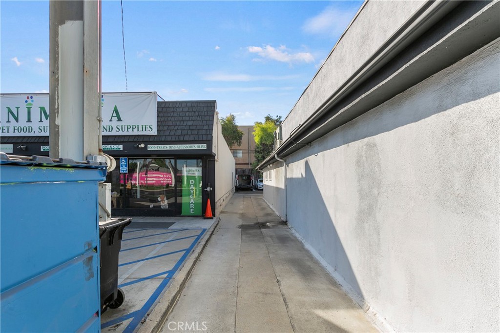 22520 Ventura Boulevard Property Photo 24