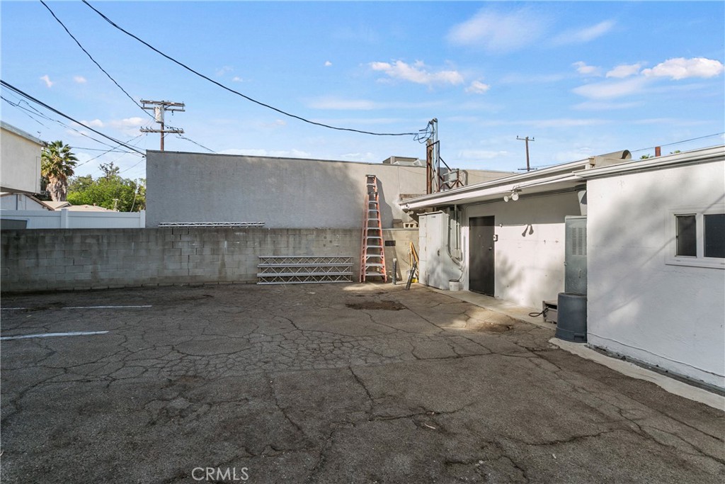 22520 Ventura Boulevard Property Photo 25