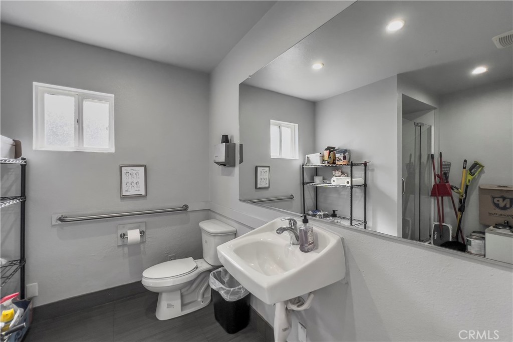 22520 Ventura Boulevard Property Photo 27