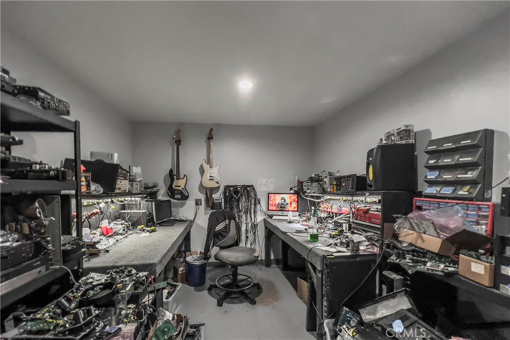22520 Ventura Boulevard Property Photo 32