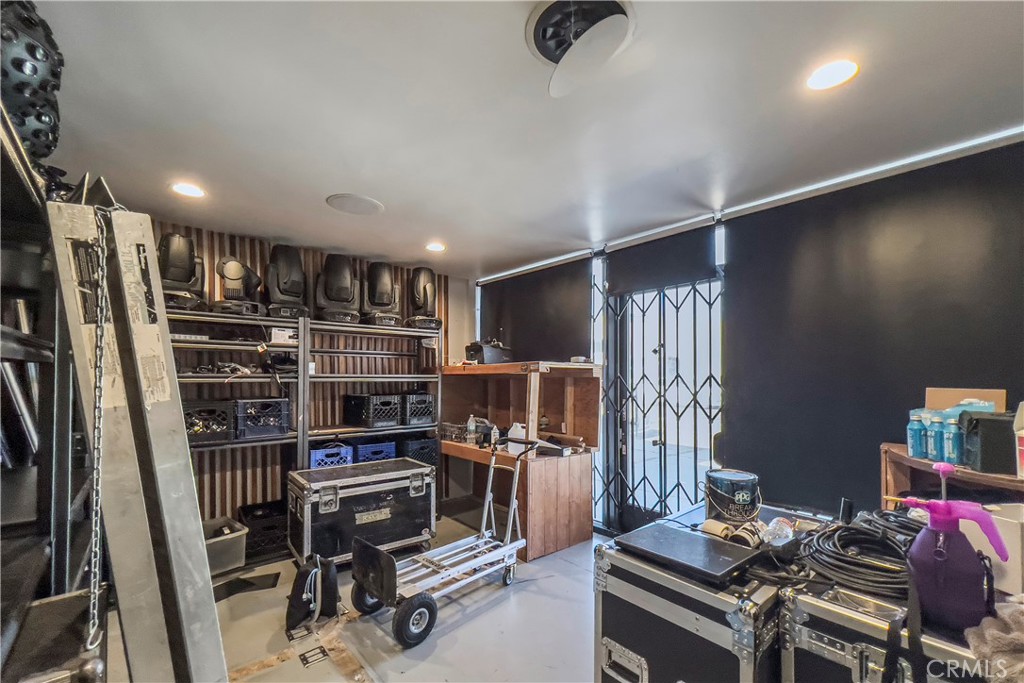 22520 Ventura Boulevard Property Photo 33