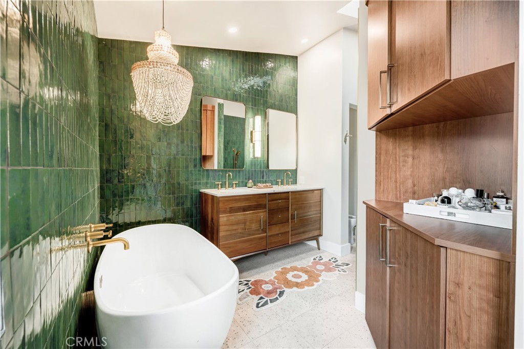 187 S Shattuck Place Property Photo 37