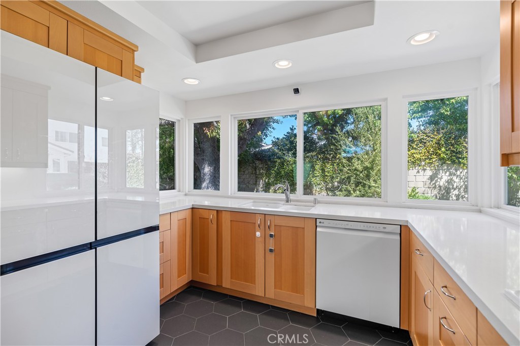 3861 Fenley Drive Property Photo 8