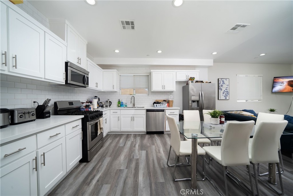 1805 S New England Street Property Photo 10