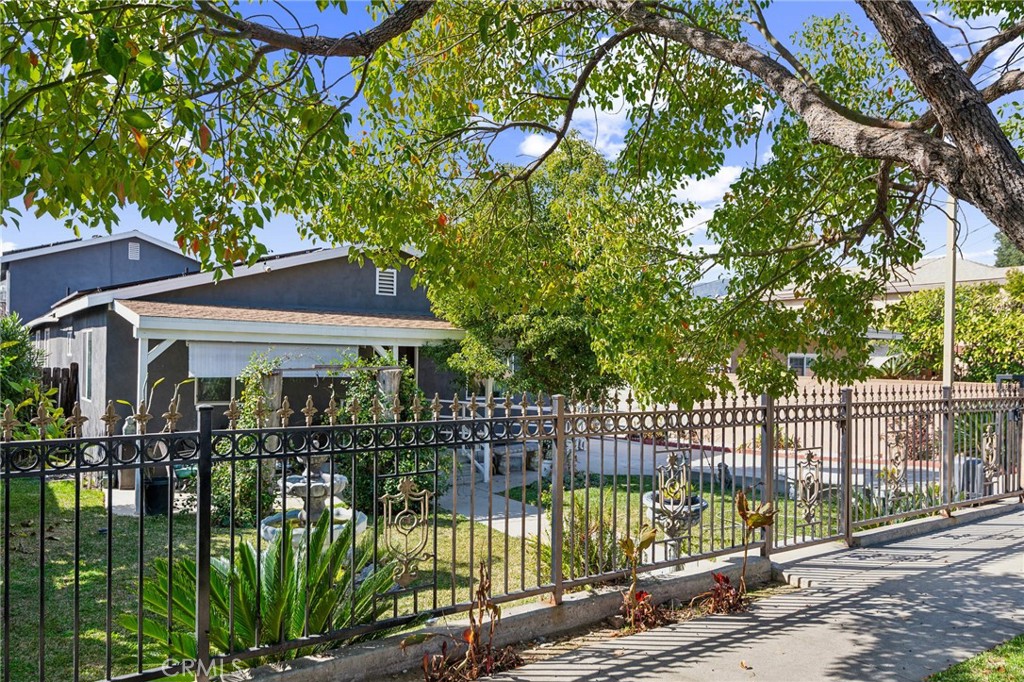 163 N Pasadena Avenue Property Photo 2