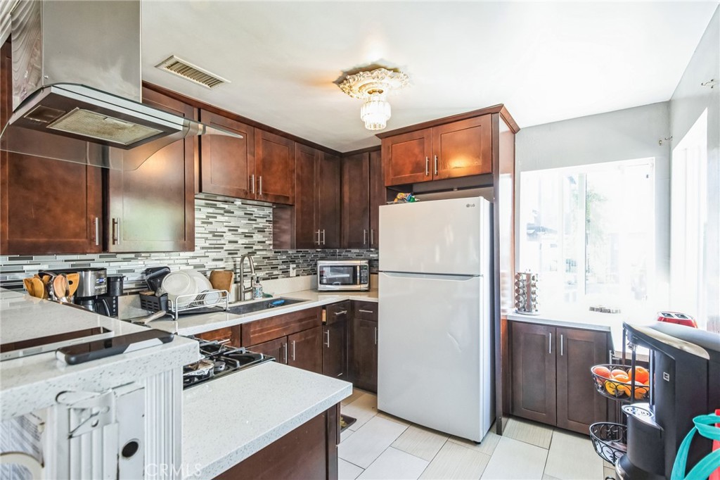 163 N Pasadena Avenue Property Photo 5