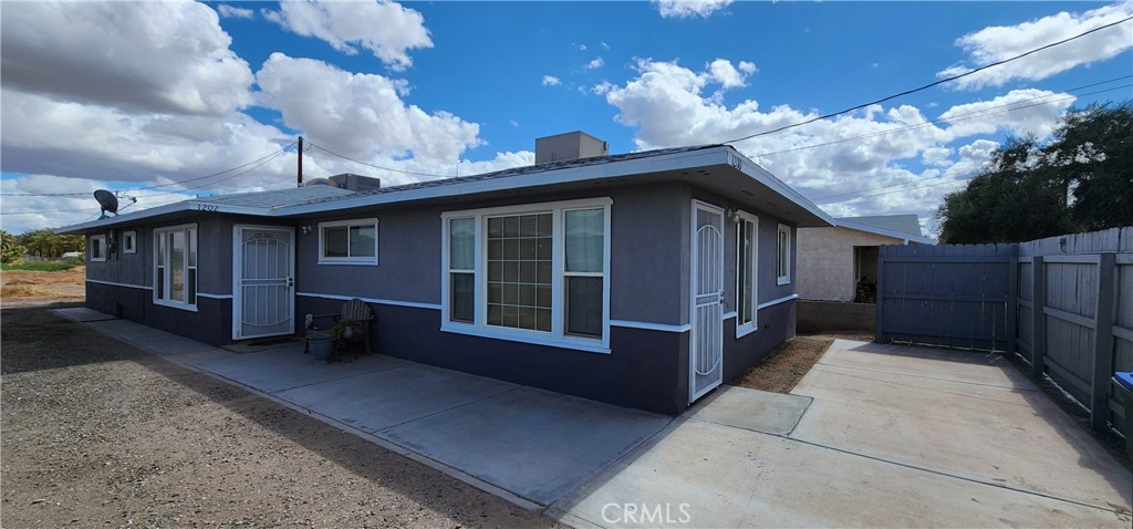 1200 N Broadway Property Photo