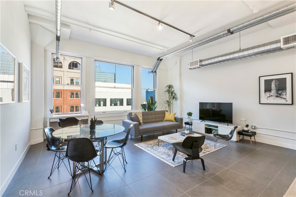 939 S Broadway 705 Property Photo