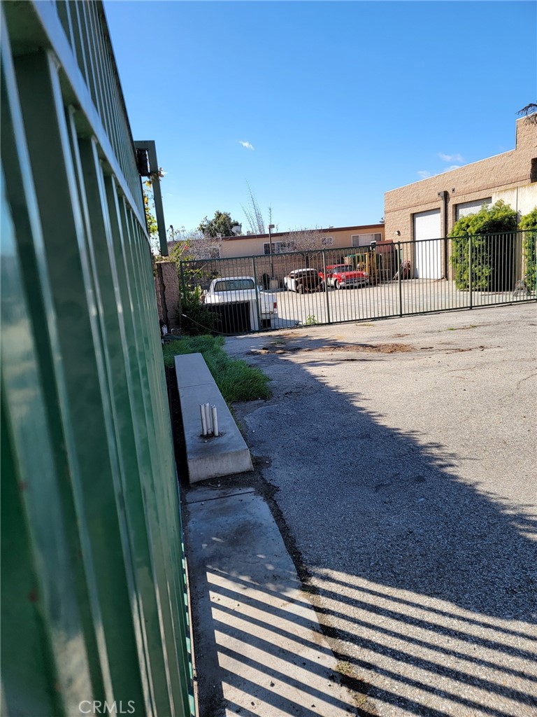 2351 Walnut Avenue Property Photo 4