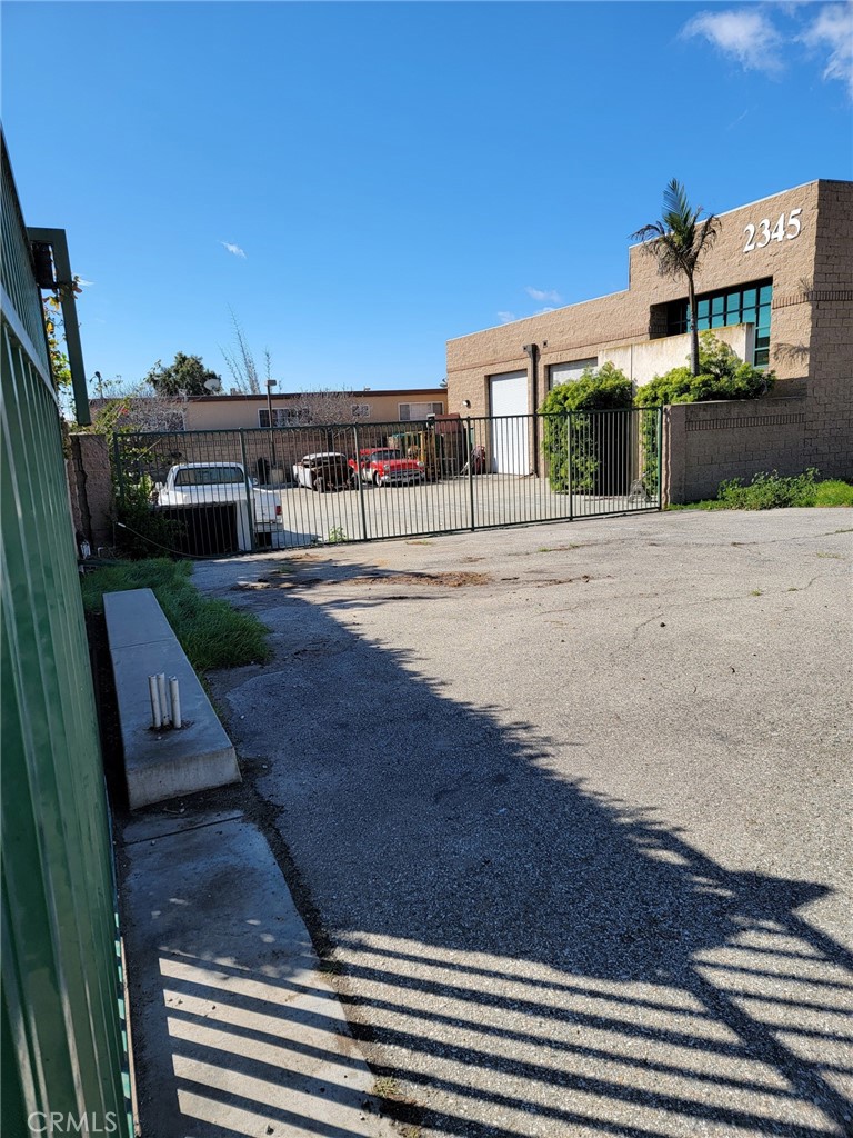2351 Walnut Avenue Property Photo 5