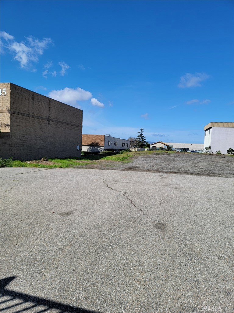 2351 Walnut Avenue Property Photo 6