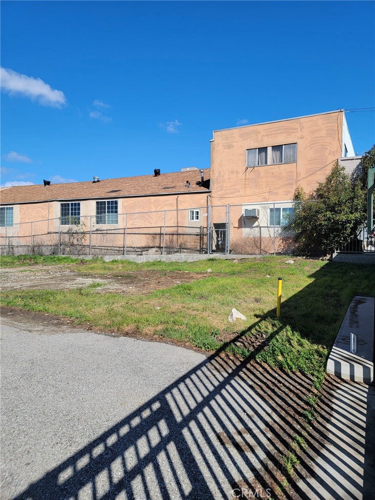 2351 Walnut Avenue Property Photo 9