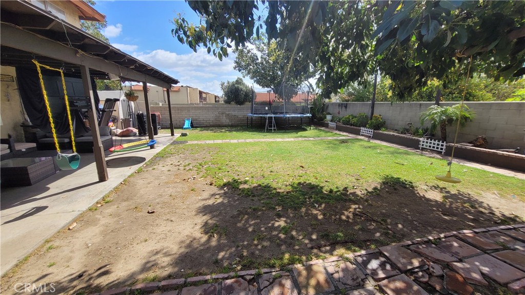 703 W Montrose Street Property Photo 3