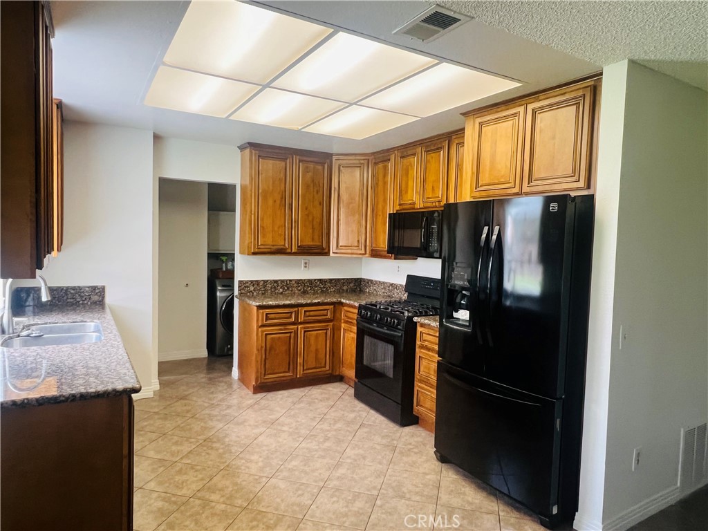 744 W Montrose Street Property Photo 5