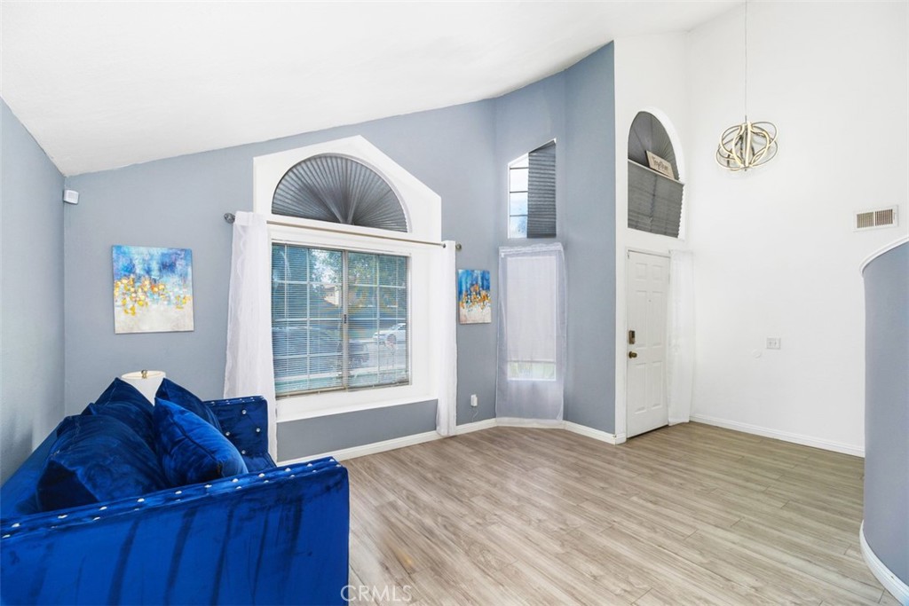751 N Larch Avenue Property Photo 6