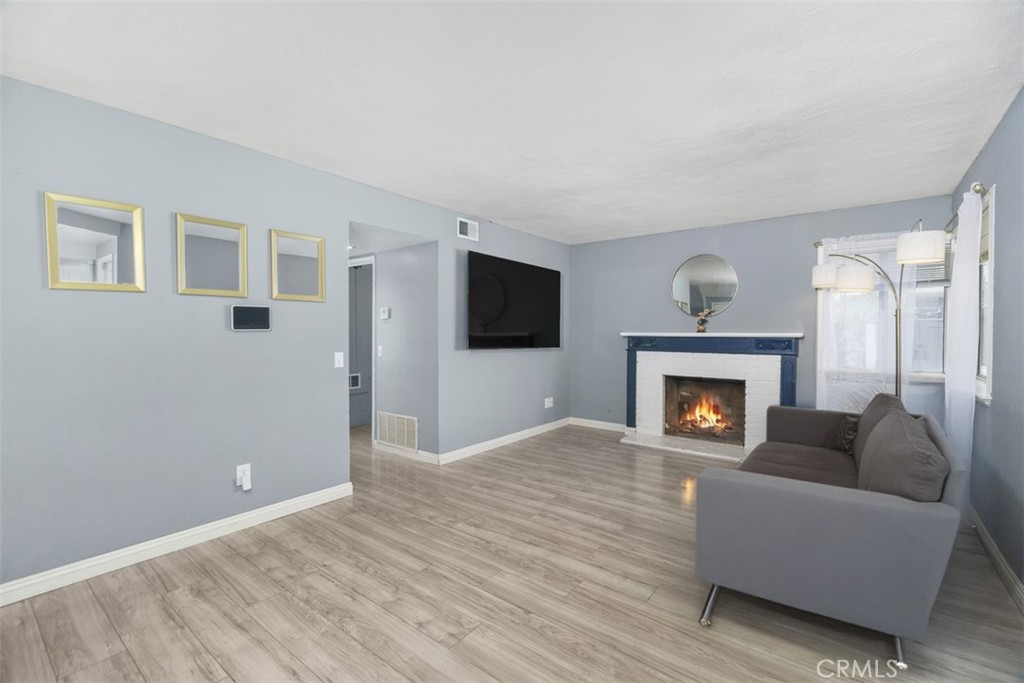 751 N Larch Avenue Property Photo 8