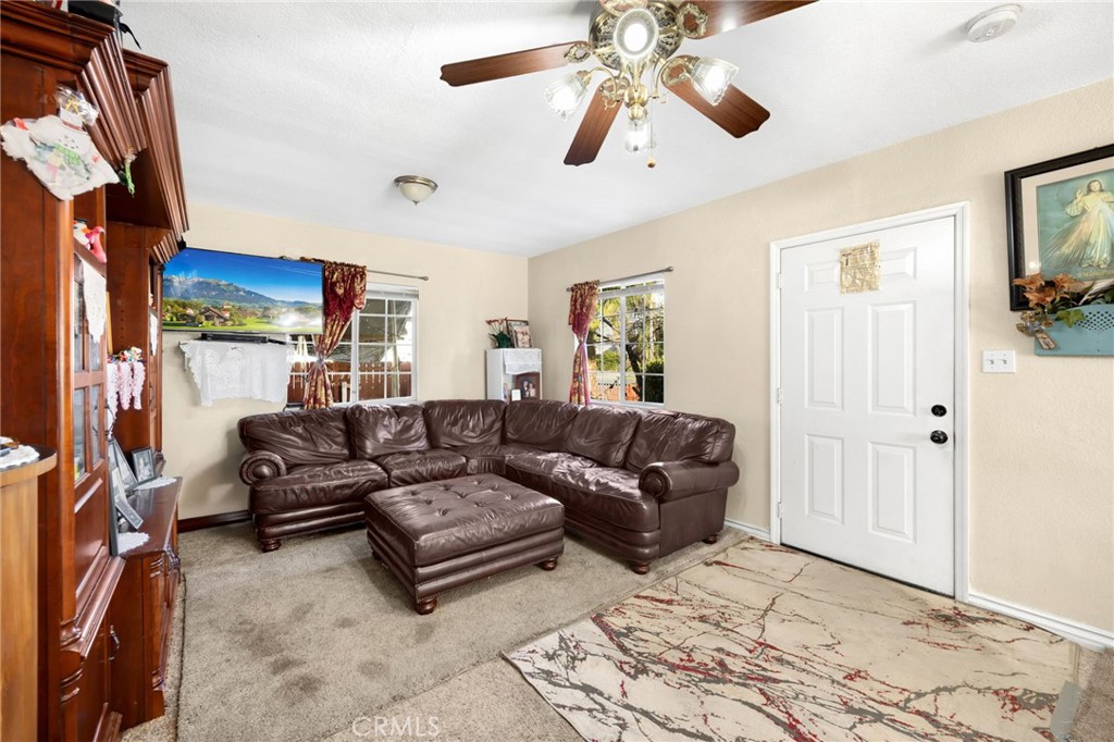 1135 W 16th Street Property Photo 4