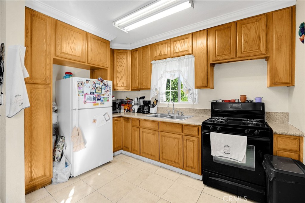 1135 W 16th Street Property Photo 8