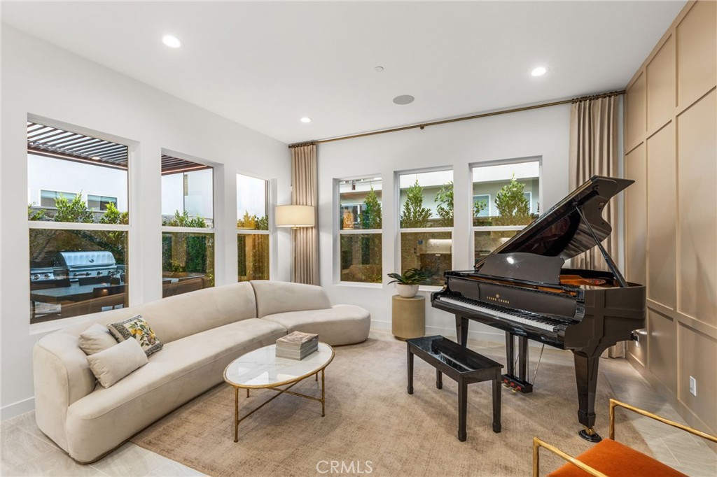 140 Reyes Alley Property Photo 1