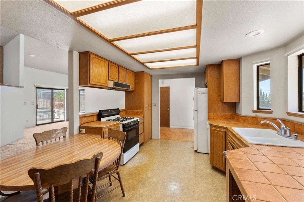 18510 Santa Fe Avenue Property Photo 6
