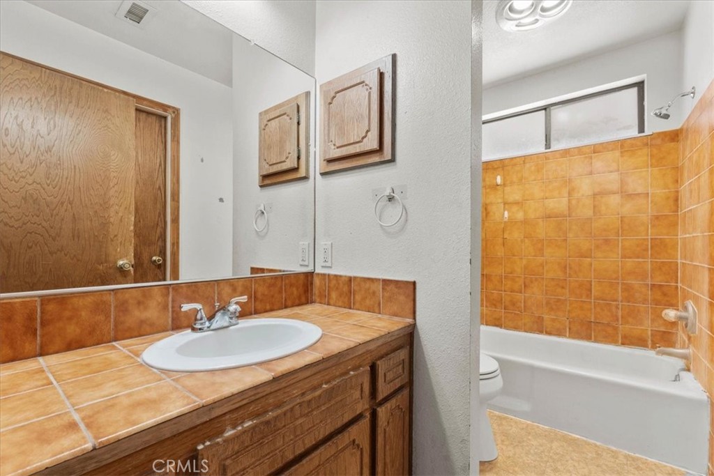 18510 Santa Fe Avenue Property Photo 14