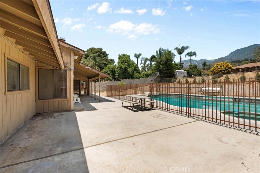 18510 Santa Fe Avenue Property Photo 27