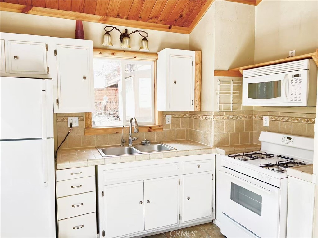 464 Los Angeles Property Photo 3