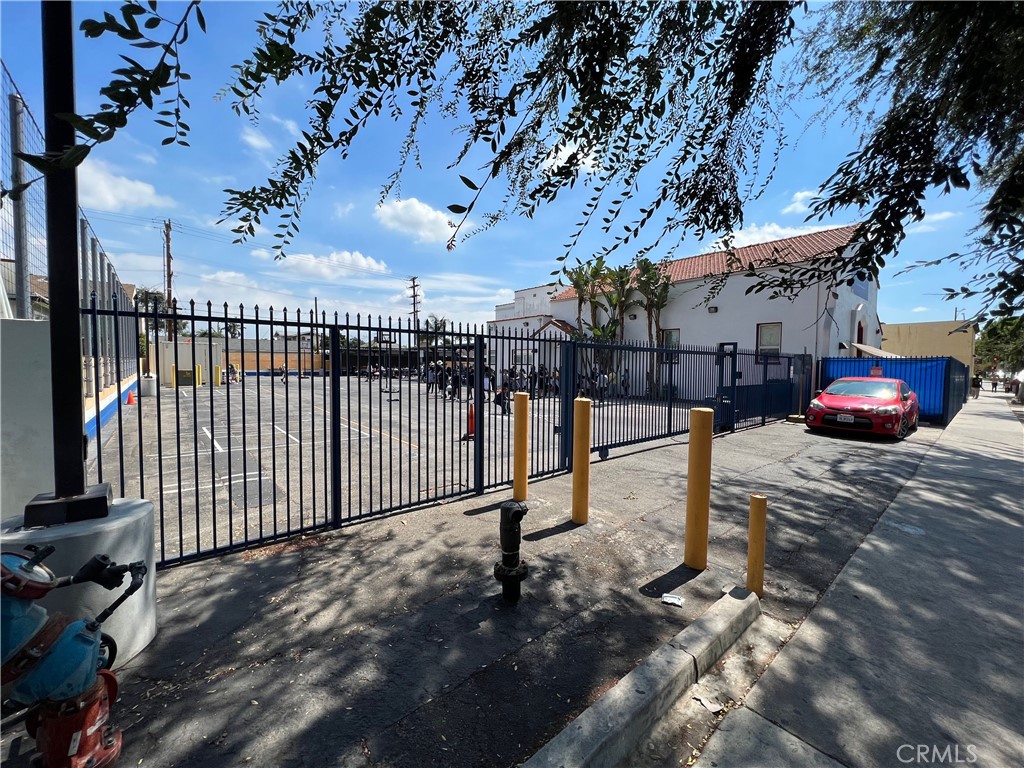 6348 Seville Avenue Property Photo 3