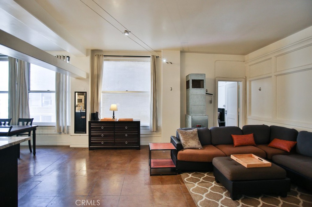 215 W 7th Street 803 Property Photo 1