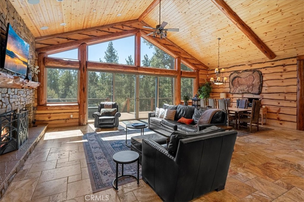 1020 Heritage Trl Property Photo 4