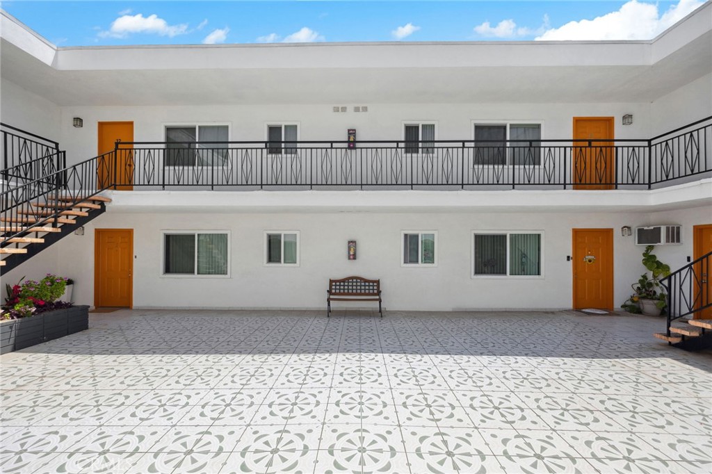 1545 Gordon Street Property Photo 6