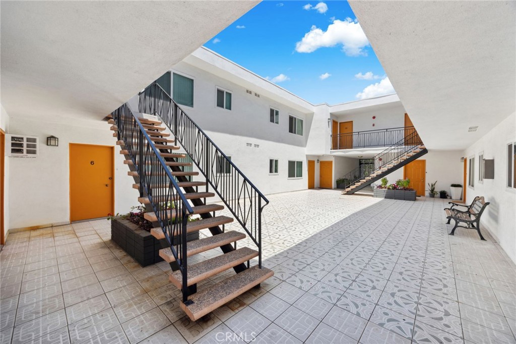 1545 Gordon Street Property Photo 7